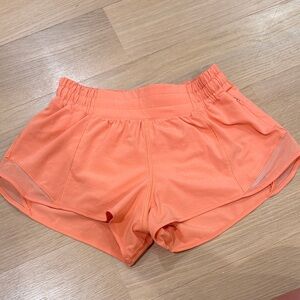 Lululemon Hotty Hot High-Rise
Lined Short 2.5" coraly-orange size 4